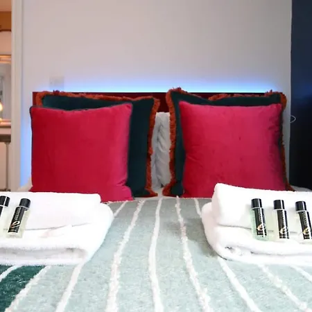 Exquisite Clifton Gem - Football Table Apartment