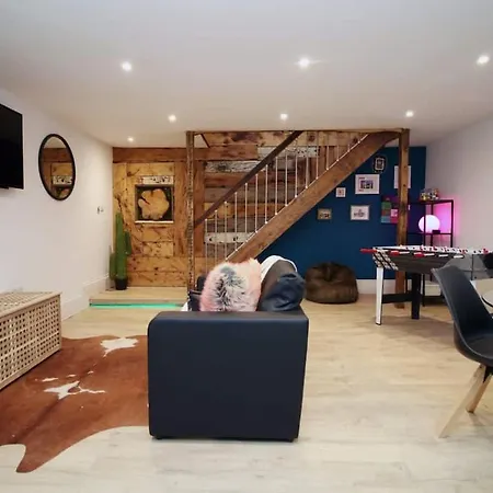 Apartment Exquisite Clifton Gem - Football Table *