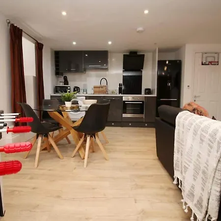 Exquisite Clifton Gem - Football Table Apartment