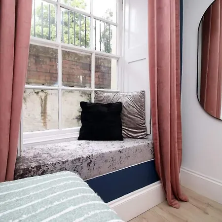 Exquisite Clifton Gem - Football Table Apartment Bristol