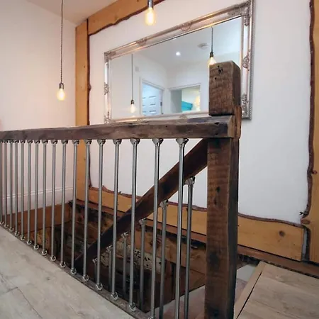 Exquisite Clifton Gem - Football Table Apartment Bristol