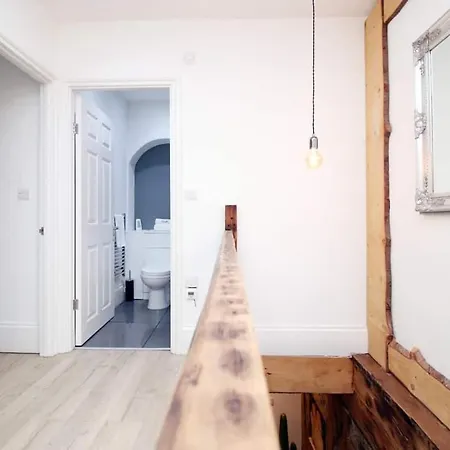 Exquisite Clifton Gem - Football Table Apartment