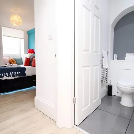 Exquisite Clifton Gem - Football Table Apartment