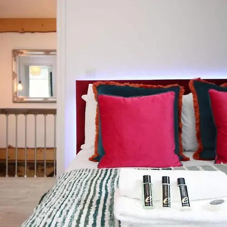 Exquisite Clifton Gem - Football Table Apartment